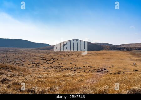 Prairie de Kusasenri (kusasenri-ga-hama) en janvier, Mt. Eboshi en arrière-plan. Parc national de l'ASO Kuju, préfecture de Kumamoto, Japon Banque D'Images