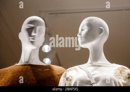 Mannequins de fille et de gars dans la fenêtre de magasin de vêtements. Banque D'Images