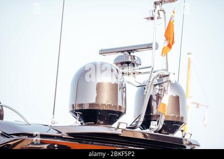 Radar pour naviguer bateau à yacht près du ciel bleu. Banque D'Images