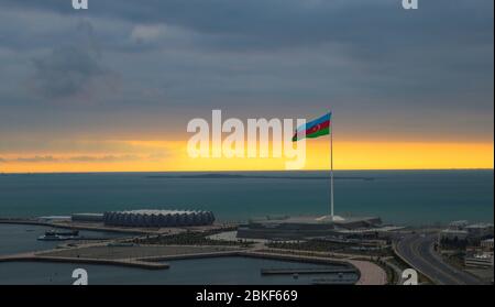 Vue sur la ville et la place du drapeau national et le Baku Crystal Hall le matin. Bakou. Azerbaïdjan Banque D'Images