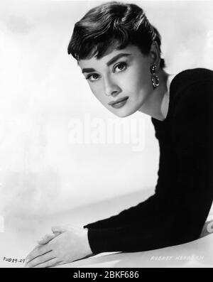 AUDREY HEPBURN Portrait de BUD FRAKER Publicité pour SABRINA 1954 réalisateur BILLY WILDER Paramount Photos Banque D'Images