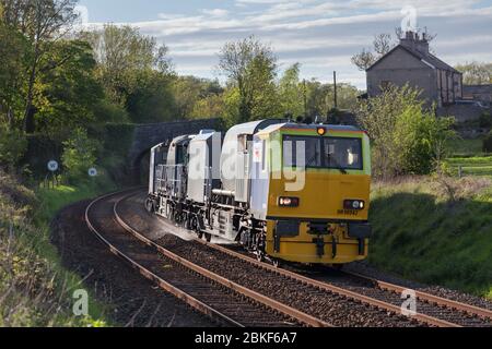 Réseau Rail Windhoff cargo sprinter MPV ( véhicule polyvalent ) en passant Silverdale, Lancashire vaporisant le tueur de mauvaises herbes sur la ligne de chemin de fer Banque D'Images