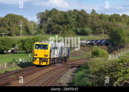 Réseau Rail Windhoff cargo sprinter MPV ( véhicule polyvalent ) en passant Silverdale, Lancashire vaporisant le tueur de mauvaises herbes sur la ligne de chemin de fer Banque D'Images