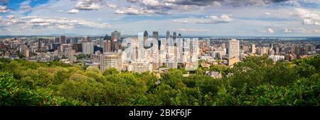 Panorama du centre-ville de Montréal. Vue aérienne de la ville depuis le Mont-Royal en été, à Montréal, Québec, Canada Banque D'Images