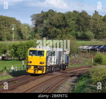 Réseau Rail Windhoff cargo sprinter MPV ( véhicule polyvalent ) en passant Silverdale, Lancashire vaporisant le tueur de mauvaises herbes sur la ligne de chemin de fer Banque D'Images