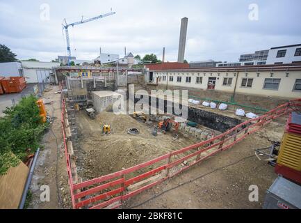 Mayence, Allemagne. 04 mai 2020. Une vue dans la fosse du bâtiment montre les dimensions de l'extension. L'Université de Mayence étend de 600 mètres carrés les salles expérimentales souterraines existantes de l'Institut de physique nucléaire. Il abritera le nouvel accélérateur de particules MESA (Mainz Energy-Rebolling Supersupraconducting Accelerator). Crédit: Andreas Arnold/dpa/Alay Live News Banque D'Images