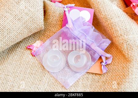 Deux talons en plastique sur un sac organza violet. Banque D'Images