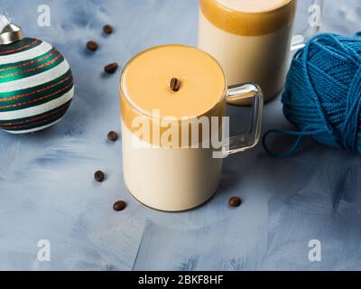 Café à la crème de dingue fouettée dans un mug en verre Banque D'Images