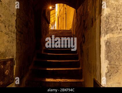 Des escaliers pavés typiques dans une rue latérale, dans la Sassi di Matera, un quartier historique de la ville de Matera. Basilicate. Italie Banque D'Images