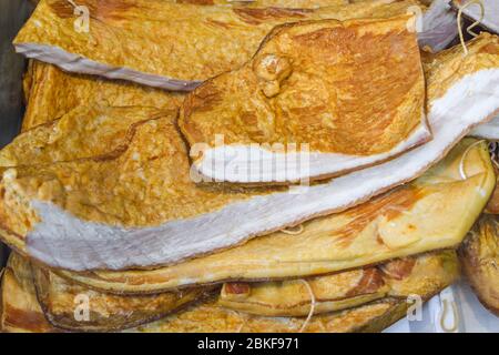 Spécialité roumaine traditionnelle du ventre de porc salé appelée slanina, sur le comptoir pendant le marché agricole ou la foire de campagne Banque D'Images