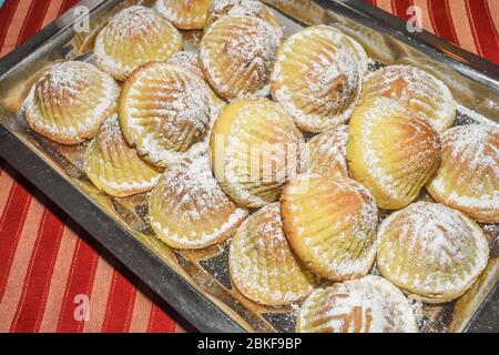 Ma'amoul - dessert traditionnel turc ou arabe. EID al-Fitr musulman, pâtisserie remplie de dattes couvertes de sucre en poudre.Eid maison et Ramadan Da Banque D'Images