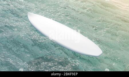 Planche de surf blanche sur maquette de surface d'eau, vue latérale Banque D'Images