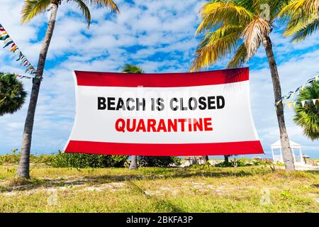 En raison de la pandémie de virus Corona Covid-19, les plages sont fermées. Les vacances à la plage sont interdites. L'entrée de la mer est fermée. Vous ne pouvez pas nager ou prendre un bain de soleil Banque D'Images