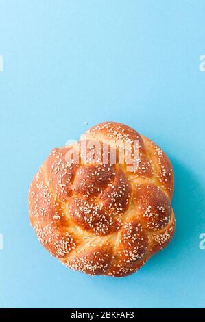 Challah rond maison avec graines de sésame. Pâtisserie juive traditionnelle fraîchement cuite. Vue de dessus. Banque D'Images