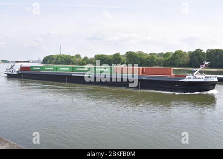 Cologne, Allemagne. 3 mai 2020. Un bateau de navigation intérieure chargé de conteneurs navigue sur le Rhin. Crédit: Horst Galuschka/dpa/Alay Live News Banque D'Images