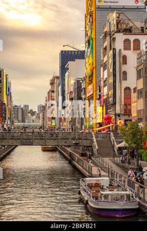 Osaka / Japon - 1er octobre 2017 : Canal Dotonbori dans le centre d'Osaka, zone de divertissement et l'une des principales destinations touristiques d'Osaka, Japon Banque D'Images