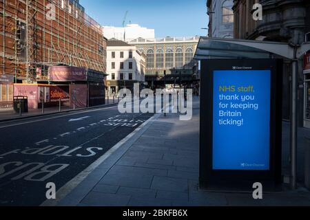 Panneau NHS sur un abri de bus sur Argyll Street à Glasgow pendant le confinement de Covid-19. Banque D'Images