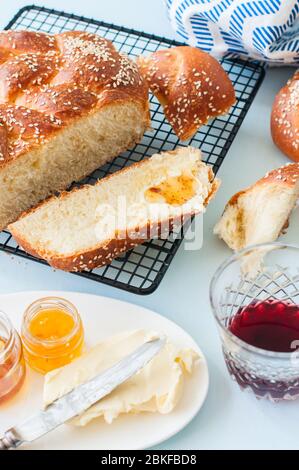 Challah rond maison avec graines de sésame. En tranches. Vue en hauteur. Banque D'Images