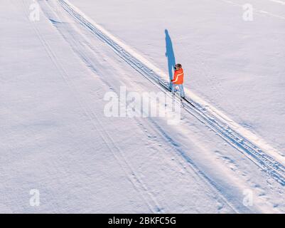 Femme sur le ski de fond sur piste enneigée. Concept de loisirs. Vue de dessus de l'antenne. Banque D'Images