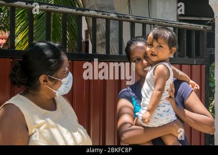 Les familles qui essaient de garder la vie aussi normale que possible. Avoir une discussion sur la situation du pays. Le couvre-feu et le maintien sont imposés dans le pays pour empêcher la propagation du Coronavirus. Colombo, Sri Lanka. Banque D'Images