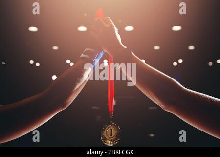 Vainqueur formation Boxing jeunes femmes dans bague mma cage octogonale. Banque D'Images