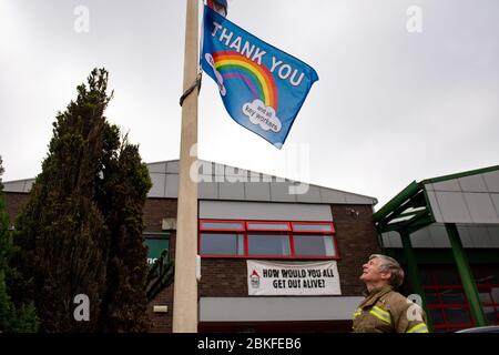 Les drapeaux sont volés en demi-mât alors que les pompiers observent une minute de silence à l'extérieur de la caserne de pompiers de la Communauté Bournbrook à Birmingham, à la mémoire de leurs collègues qui ont perdu la vie dans la ligne de service. Banque D'Images