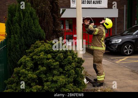 Les drapeaux sont volés en demi-mât alors que les pompiers observent une minute de silence à l'extérieur de la caserne de pompiers de la Communauté Bournbrook à Birmingham, à la mémoire de leurs collègues qui ont perdu la vie dans la ligne de service. Banque D'Images