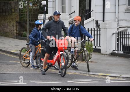 En famille, dans les rues Banque D'Images