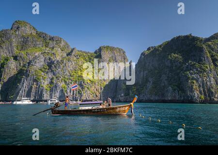 Phi Phi, Thaïlande - 25 décembre 2019: Maya Bay 'la plage' avec des bateaux à longue queue et des touristes, île de Phi Phi Lay, province de Krabi, Thaïlande, Southée Banque D'Images