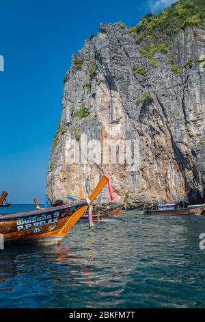 Phi Phi, Thaïlande - 25 décembre 2019: Maya Bay 'la plage' avec des bateaux à longue queue et des touristes, île de Phi Phi Lay, province de Krabi, Thaïlande, Southée Banque D'Images