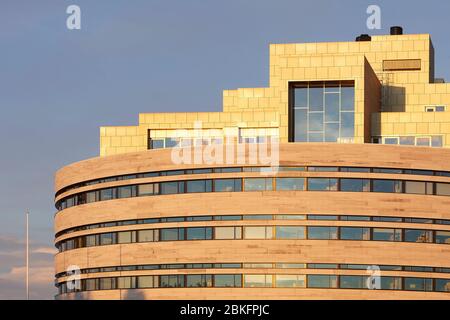 Façade extérieure. Kristalen Kiruna, Kiruna, Suède. Architecte: Henning Larsen, 2018. Banque D'Images