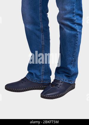 Chaussures d'été bleues pour homme avec perforations et semelle élastique noire. Isolé sur un fond blanc. Banque D'Images