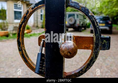 Une porte d'entrée dans une maison du Sud Lanarkshire, en Écosse, a fermement fermé les portes pendant le verrouillage causé par la pandémie de coronavirus. Banque D'Images