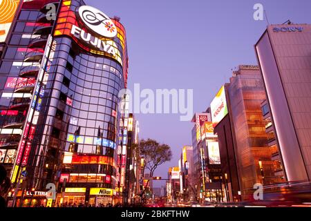 Ginza, Tokyo, région de Kanto, Honshu, Japon - traversée de Sukiyabashi dans le quartier animé de Ginza au crépuscule. Banque D'Images