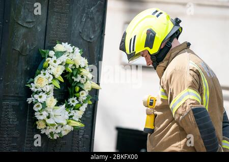 Le sous-officier Dan O'Brien rend hommage au National Firefighterss' Memorial de St Pauls, à Londres, à la mémoire des pompiers qui ont perdu la vie dans la ligne de service. Banque D'Images