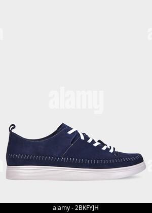 Sneakers en daim bleu été pour homme avec semelles blanches. Chaussures de sport pour Homme. Style sport. Isolé sur un fond blanc. Banque D'Images