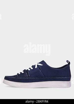 Sneakers en daim bleu été pour homme avec semelles blanches. Chaussures de sport pour Homme. Style sport. Isolé sur un fond blanc. Banque D'Images