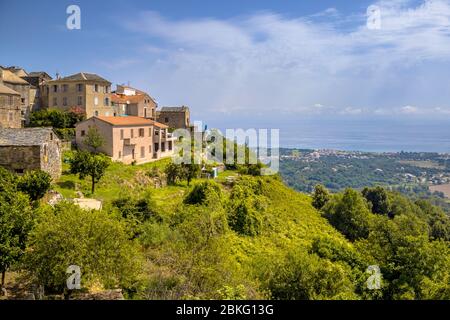 Village de montagne de San-nicolao avec vue sur la mer Méditerranée sur la Corse, France Banque D'Images