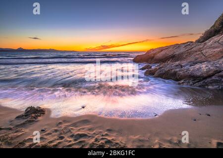 Coucher de soleil en mer Méditerranée de la plage de sable doré sur la Corse, France. Banque D'Images