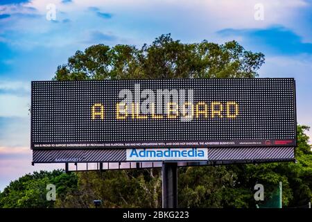 Johannesburg, Afrique du Sud - 14 novembre 2017: Grand panneau d'affichage LED en bordure de route affichant un message pour les entreprises Banque D'Images