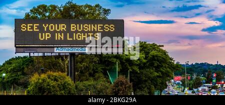 Johannesburg, Afrique du Sud - 14 novembre 2017: Grand panneau d'affichage LED en bordure de route affichant un message pour les entreprises Banque D'Images