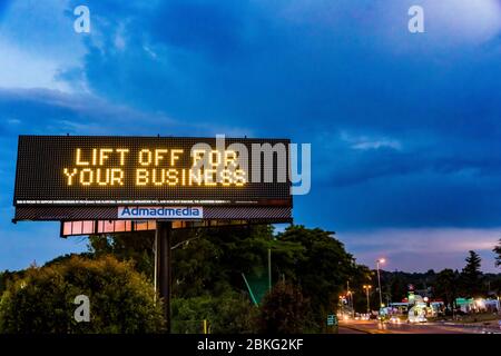 Johannesburg, Afrique du Sud - 14 novembre 2017: Grand panneau d'affichage LED en bordure de route affichant un message pour les entreprises Banque D'Images