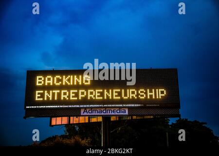 Johannesburg, Afrique du Sud - 14 novembre 2017: Grand panneau d'affichage LED en bordure de route affichant un message pour les entreprises Banque D'Images