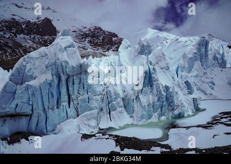 Monter le camp de base Qomolangma. 2 mai 2020. La photo prise le 2 mai 2020 montre le glacier de Rongbuk est dans la région autonome du Tibet du sud-ouest de la Chine. Le glacier est de Rongbuk, comme les nombreux autres glaciers du mont Qomolangma, se forme sous l'impact des masses d'air chaudes et humides de l'océan Indien. Crédit: Zhaxi Cering/Xinhua/Alay Live News Banque D'Images