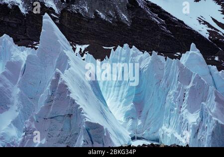 Monter le camp de base Qomolangma. 2 mai 2020. La photo prise le 2 mai 2020 montre le glacier de Rongbuk est dans la région autonome du Tibet du sud-ouest de la Chine. Le glacier est de Rongbuk, comme les nombreux autres glaciers du mont Qomolangma, se forme sous l'impact des masses d'air chaudes et humides de l'océan Indien. Crédit: Zhaxi Cering/Xinhua/Alay Live News Banque D'Images