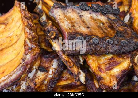 Côtes de porc marinées, pile ou pile de viande grillée fraîche pendant le barbecue, concept barbecue. Restauration buffet Restauration dîner manger partage de la partie Banque D'Images