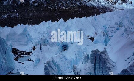 Monter le camp de base Qomolangma. 2 mai 2020. La photo prise le 2 mai 2020 montre le glacier de Rongbuk est dans la région autonome du Tibet du sud-ouest de la Chine. Le glacier est de Rongbuk, comme les nombreux autres glaciers du mont Qomolangma, se forme sous l'impact des masses d'air chaudes et humides de l'océan Indien. Crédit: Zhaxi Cering/Xinhua/Alay Live News Banque D'Images