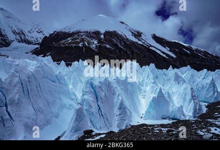 Monter le camp de base Qomolangma. 2 mai 2020. La photo prise le 2 mai 2020 montre le glacier de Rongbuk est dans la région autonome du Tibet du sud-ouest de la Chine. Le glacier est de Rongbuk, comme les nombreux autres glaciers du mont Qomolangma, se forme sous l'impact des masses d'air chaudes et humides de l'océan Indien. Crédit: Zhaxi Cering/Xinhua/Alay Live News Banque D'Images