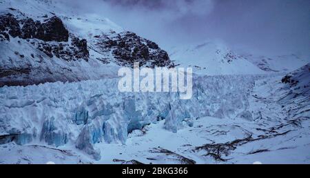 Monter le camp de base Qomolangma. 2 mai 2020. La photo prise le 2 mai 2020 montre le glacier de Rongbuk est dans la région autonome du Tibet du sud-ouest de la Chine. Le glacier est de Rongbuk, comme les nombreux autres glaciers du mont Qomolangma, se forme sous l'impact des masses d'air chaudes et humides de l'océan Indien. Crédit: Zhaxi Cering/Xinhua/Alay Live News Banque D'Images