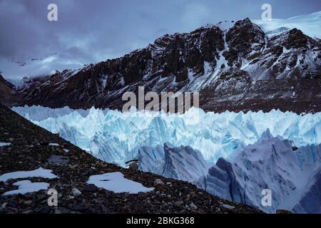 Monter le camp de base Qomolangma. 2 mai 2020. La photo prise le 2 mai 2020 montre le glacier de Rongbuk est dans la région autonome du Tibet du sud-ouest de la Chine. Le glacier est de Rongbuk, comme les nombreux autres glaciers du mont Qomolangma, se forme sous l'impact des masses d'air chaudes et humides de l'océan Indien. Crédit: Zhaxi Cering/Xinhua/Alay Live News Banque D'Images